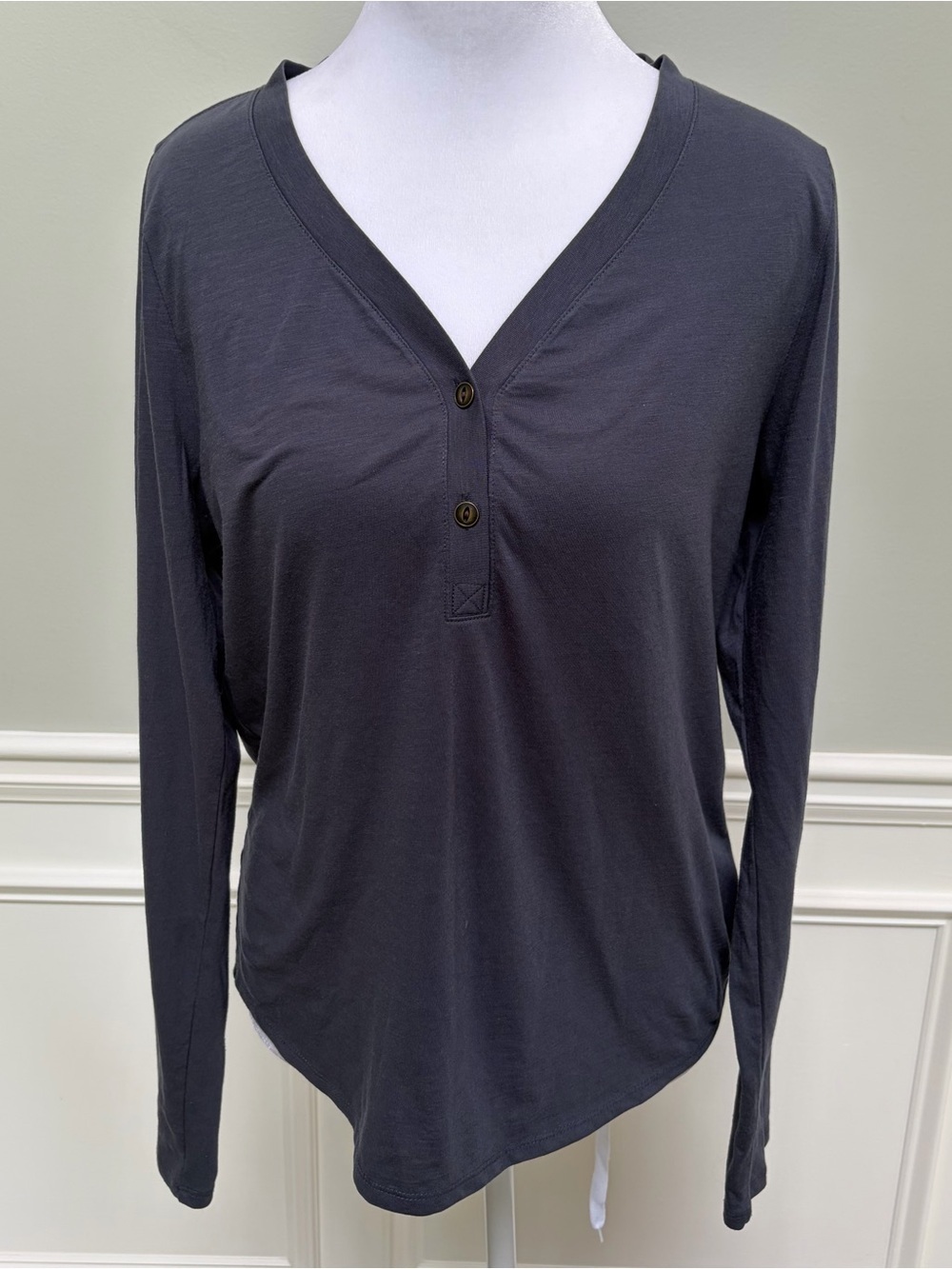 Patagonia dark gray Henley with logo M